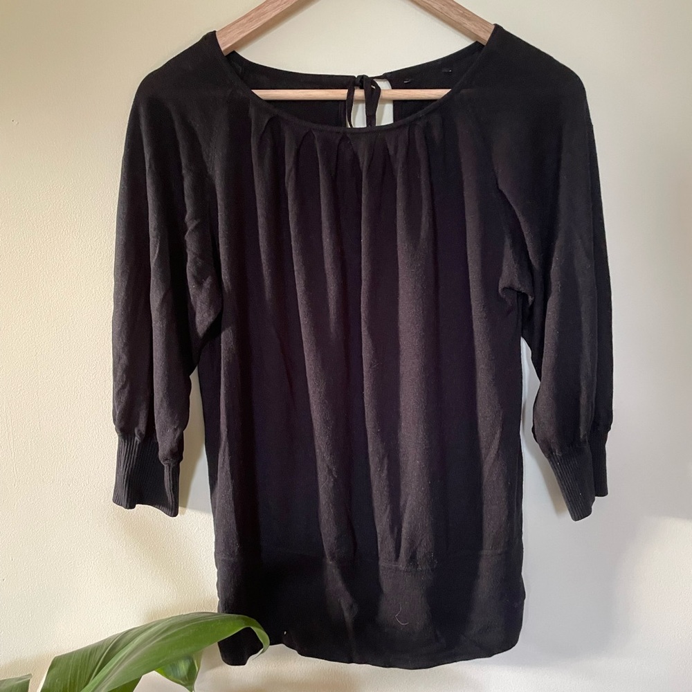 Elegant light sweater with back eyelet detail